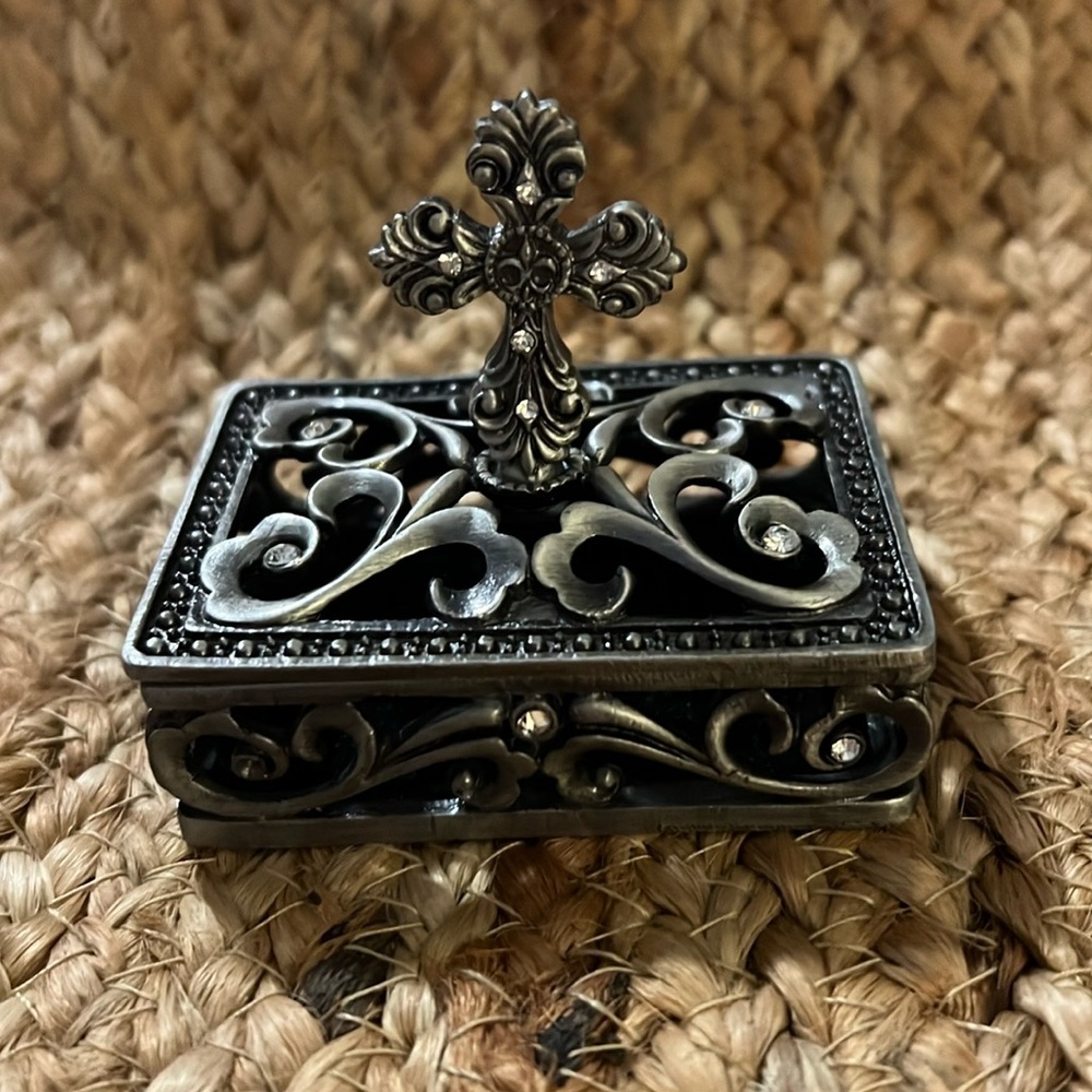Pewter Silver Fleur De Lis Trinket Jewelry Box. EUC. See pics for measurements.